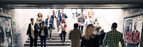 Menschen Bahnunterführung