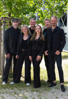 Die Band 6 Feet Four