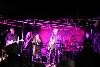 Auftritt der Band 6 Feet Four