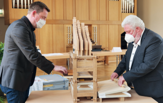 Kirchenrat Wolfgang Böhm und Kirchenmusikdirektor Klaus Bormann beim ersten Aufbau