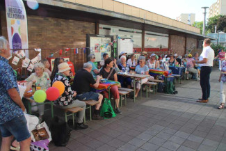 Picknick in der Ladenzeile an der Komotauer Straße