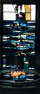 Glasfenster mit Taube, Heilig-Geist-Kirche